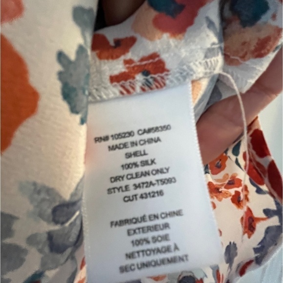 Joie Medium white silk cold shoulder ruffle blouse W/ red & blue florals - Picture 5 of 5